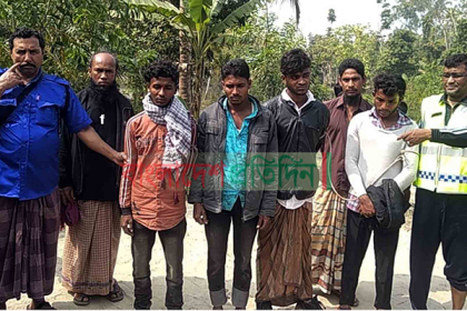 ইলিশ ধরা নৌকা চুরি, চার যুবক আটক