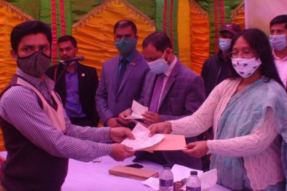 পঞ্চগড়ে অধিগ্রহণ করা জমির মালিকরা চেক পাচ্ছেন 

