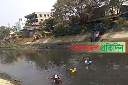 মমতার বাড়ির পাশে খালে নেমে অভিনব প্রতিবাদ মাদ্রাসা শিক্ষকদের!