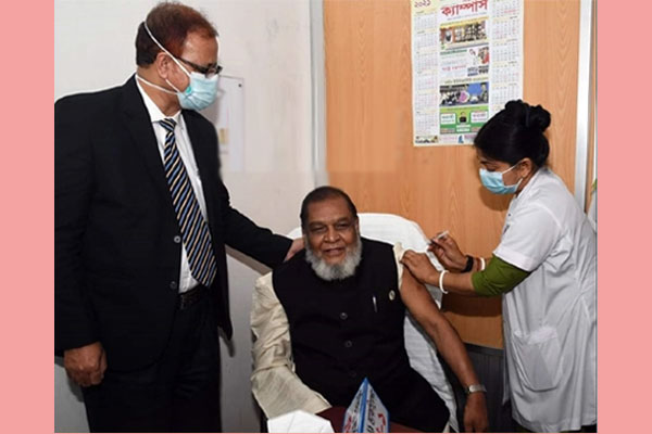 করোনার টিকা নিলেন মুক্তিযুদ্ধ বিষয়ক মন্ত্রী