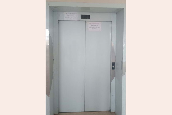 হাসপাতালের লিফট বিকলে জনদুর্ভোগ