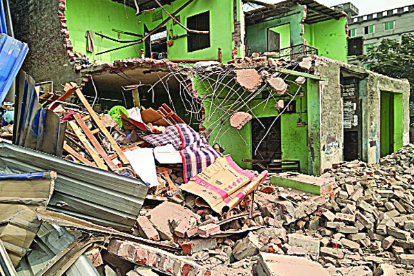 উদ্ধার চলছে বুড়িগঙ্গার তীর