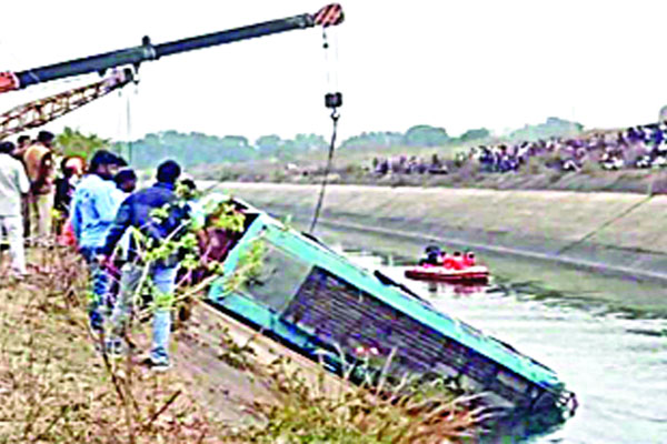 ভারতে নিয়ন্ত্রণ হারিয়ে বাস খালে নিহত ৪৫