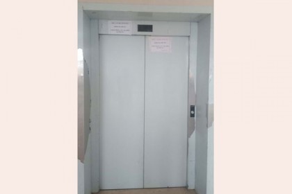 হাসপাতালের লিফট বিকলে জনদুর্ভোগ