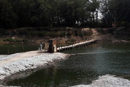 বর্ষায় নৌকা আর শুষ্ক মৌসুমে বাঁশের সাঁকোই ভরসা