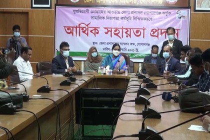 গোপালগঞ্জে ক্ষতিগ্রস্তদের মাঝে চেক বিতরণ