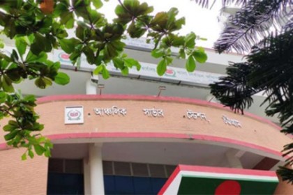 চট্টগ্রামে কর্মচারীকে পেটালেন নির্বাচন কর্মকর্তা!