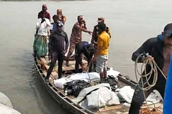 সাতক্ষীরায় ট্রলারডুবিতে তিন শ্রমিক নিখোঁজ, একজনের লাশ উদ্ধার