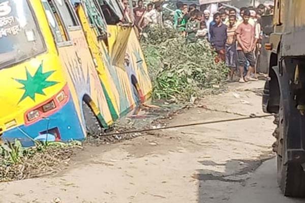 নিয়ন্ত্রণ হারিয়ে ডোবায় যাত্রীবাহী বাস, আহত ১৫