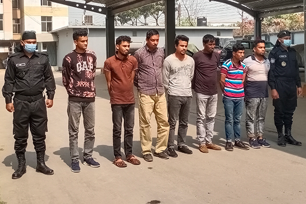 সিদ্ধিরগঞ্জে অস্ত্র ও ককটেলসহ ৭ ডাকাত আটক 