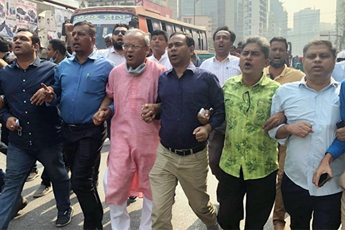 রাজধানীতে স্বেচ্ছাসেবক দলের বিক্ষোভ 