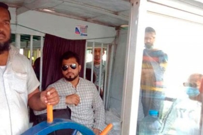 ইশরাকের গাড়িবহর দেখেই ফেরি বন্ধ করার অভিযোগ, লঞ্চে নদী পার