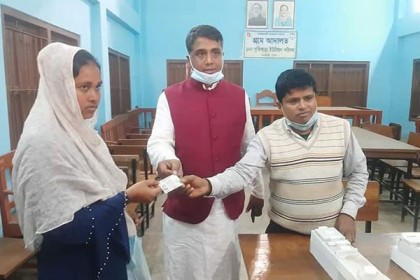 ধামরাইয়ে স্মার্ট কার্ড বিতরণ