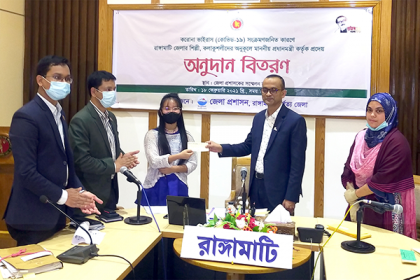 রাঙামাটিতে শিল্পীদের মধ্যে প্রধানমন্ত্রীর প্রণোদনার চেক বিতরণ 