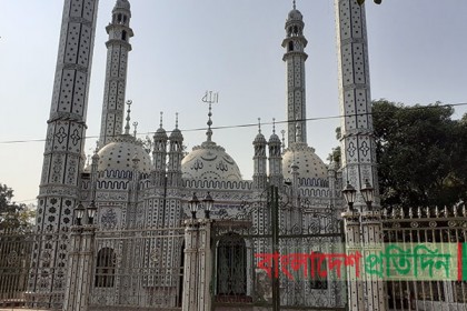 দৃষ্টিনন্দন স্থাপনা বায়তুল আজগর সাত গুম্বুজ মসজিদ
