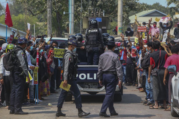 উত্তাল মিয়ানমার; রাখাইন থেকে সেনাদের শহরে নিয়ে যাওয়া হচ্ছে