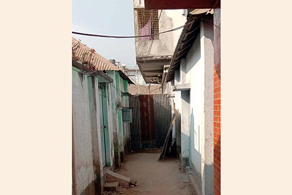 শান্তিনগরে ‘অশান্তি’ সড়কে টিনের বেড়া!