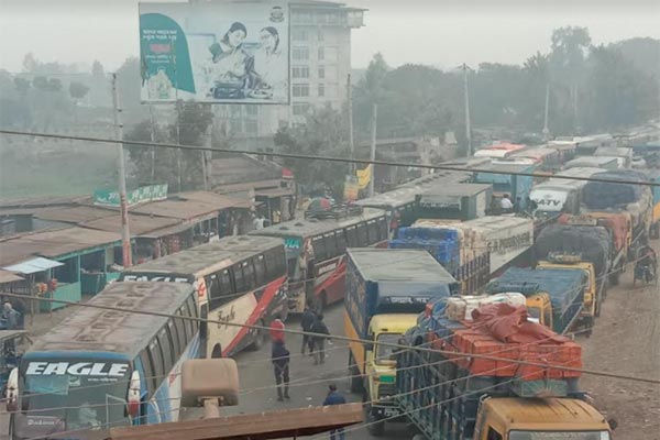 পাটুরিয়ায় পারের অপেক্ষায় যানবাহনের দীর্ঘ লাইন 