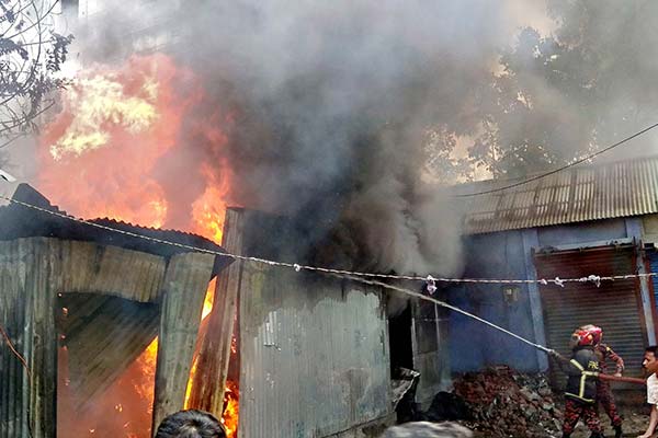 ধুনটে তুলার দুটি গোডাউন পুড়ে ছাই