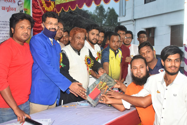 বগুড়ায় ক্রিকেট টুর্নামেন্টের পুরস্কার বিতরণ