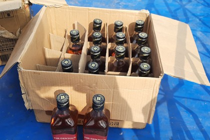 মোংলায় ১৫ বোতল বিদেশি মদ উদ্ধার