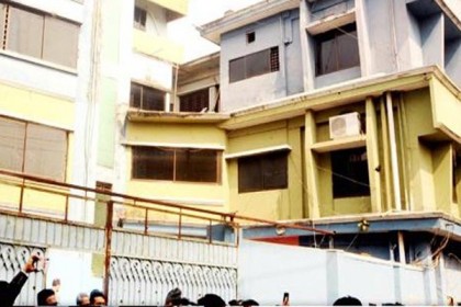 বস্ত্র ও পাটমন্ত্রীর বাসভবনে আওয়ামী লীগের দু’পক্ষের সংঘর্ষ, আহত ১৫