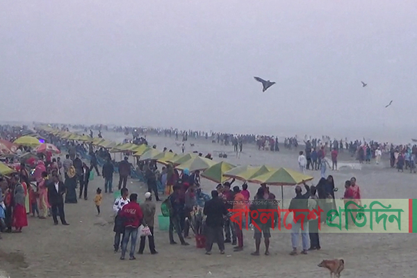 কুয়াকাটায় পর্যটকের ঢল