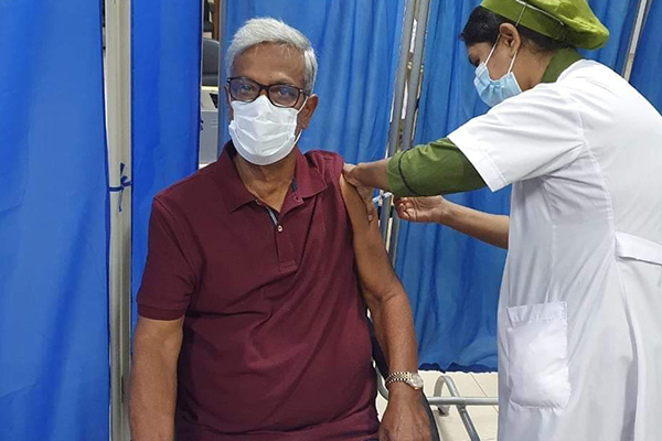করোনার টিকা নিলেন বিএনপি নেতা ফারুক