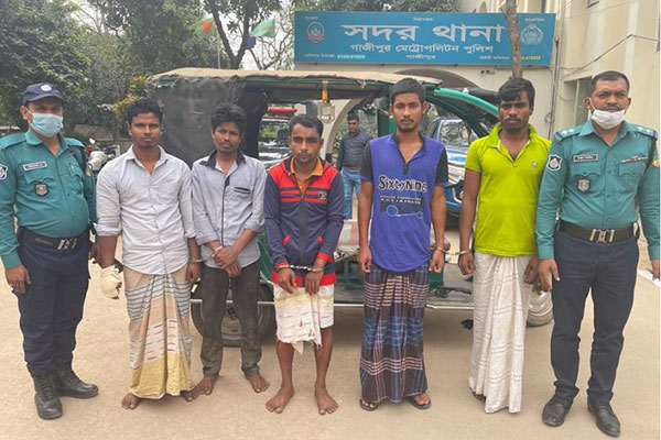 গাজীপুরে ৫ ডাকাত গ্রেফতার, ইজিবাইক উদ্ধার