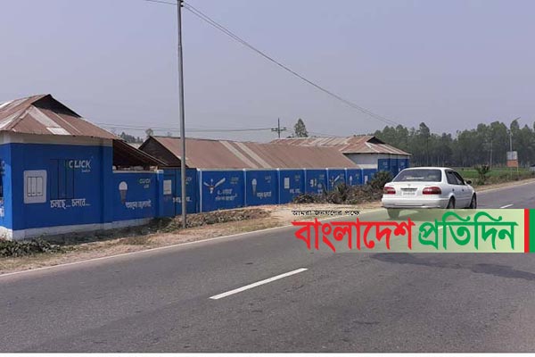 জমির দাম বেশি পেতে সড়কের পাশে তৈরি হচ্ছে অস্থায়ী বাড়ি!