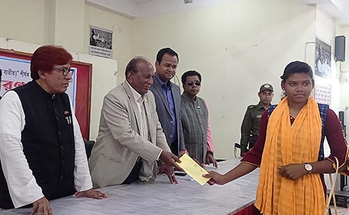 বড়াইগ্রামে ক্ষুদ্র নৃ-গোষ্ঠী শিক্ষার্থীদের মাঝে শিক্ষা উপকরণ বিতরণ