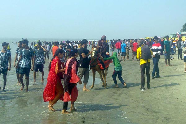 কুয়াকাটার সৈকতে পর্যটকদের ঢল