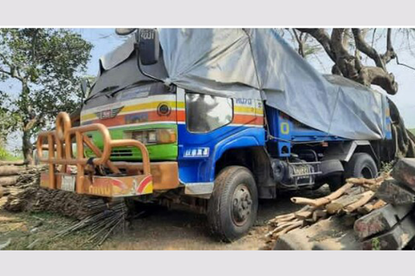 টেকনাফের পাহাড়ে মাটিভর্তি ট্রাক জব্দ