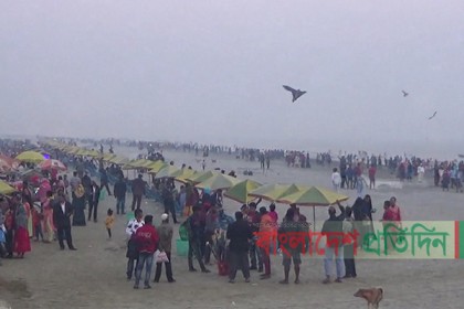 কুয়াকাটায় পর্যটকের ঢল