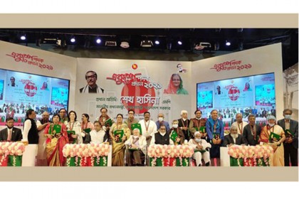 একুশে পদক পেলেন ২১ গুণী নাগরিক 

