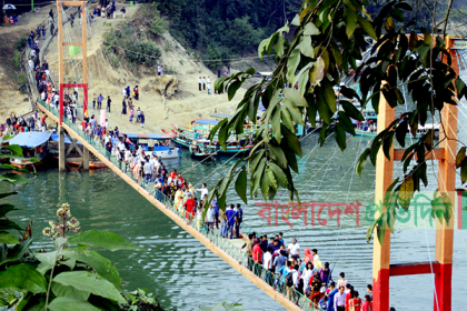 পাহাড়ে পর্যটকের ঢল