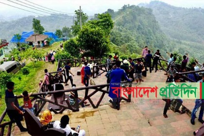 তিল ধারনের ঠাঁই নেই বান্দরবানে 