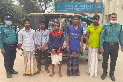 গাজীপুরে ৫ ডাকাত গ্রেফতার, ইজিবাইক উদ্ধার