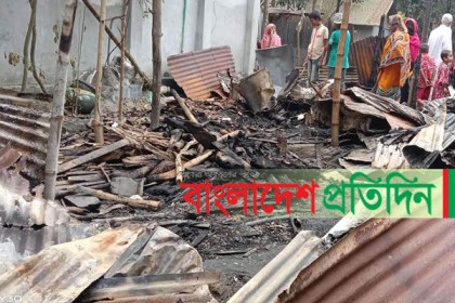 কিশোরগঞ্জে আগুনে পুড়ে ৩ ঘর ছাই