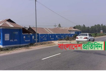 জমির দাম বেশি পেতে সড়কের পাশে তৈরি হচ্ছে অস্থায়ী বাড়ি!