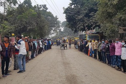 সাতক্ষীরায় ইউপি চেয়ারম্যানের পক্ষে বিপক্ষে পাল্টাপাল্টি মানববন্ধন