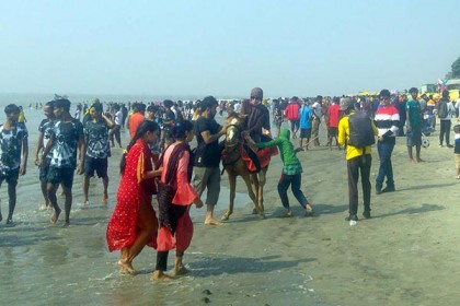 কুয়াকাটার সৈকতে পর্যটকদের ঢল