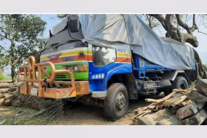 টেকনাফের পাহাড়ে মাটিভর্তি ট্রাক জব্দ