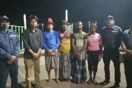 কীর্তনখোলা নদীর পাড়ের মাটি কাটার সময় আটক ৪