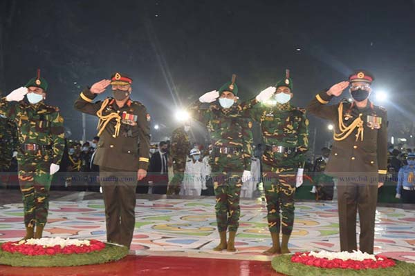 একুশের প্রথম প্রহরে ভাষা শহীদদের প্রতি শ্রদ্ধা নিবেদন