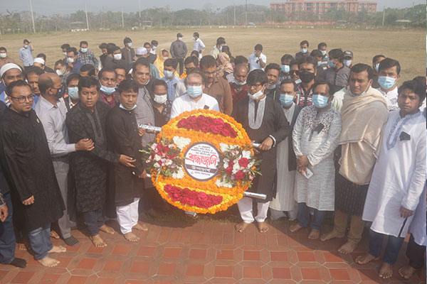 ভাষা শহীদদের প্রতি বরিশাল বিশ্ববিদ্যালয় উপাচার্যের শ্রদ্ধা নিবেদন