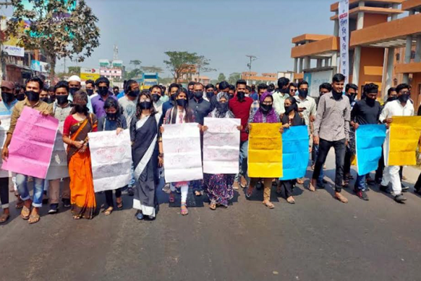 একুশে কর্মসূচির মধ্যে হামলার প্রতিবাদ ববি শিক্ষার্থীদের