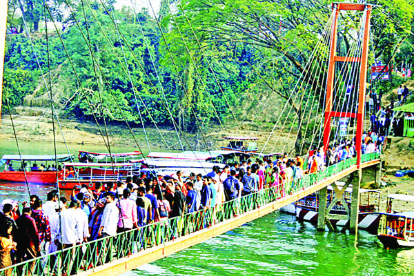 পর্যটকের ভিড় রাঙামাটিতে