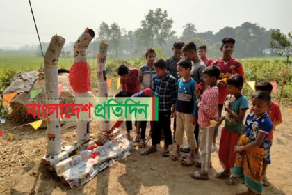 কলা গাছের শহীদ মিনারে শিশুদের কুমড়ো ফুলের শ্রদ্ধাঞ্জলি