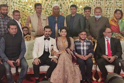দিনভর বিতর্কের পরও রাতেই বিবাহোত্তর সংবর্ধনা সারলেন নাসির

